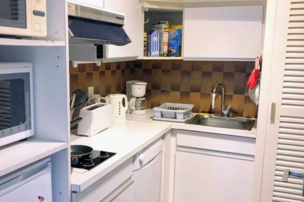 Closed kitchen, equipped with oven and washing machine