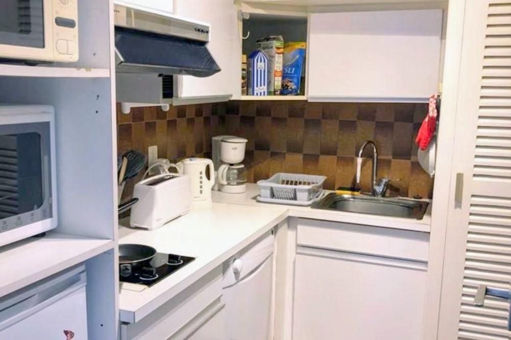 Entire kitchen closed and equipped