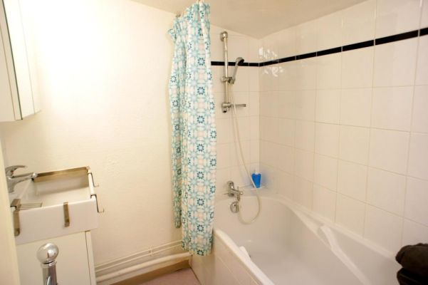 Bathroom with bathtub furnished indigne les bains